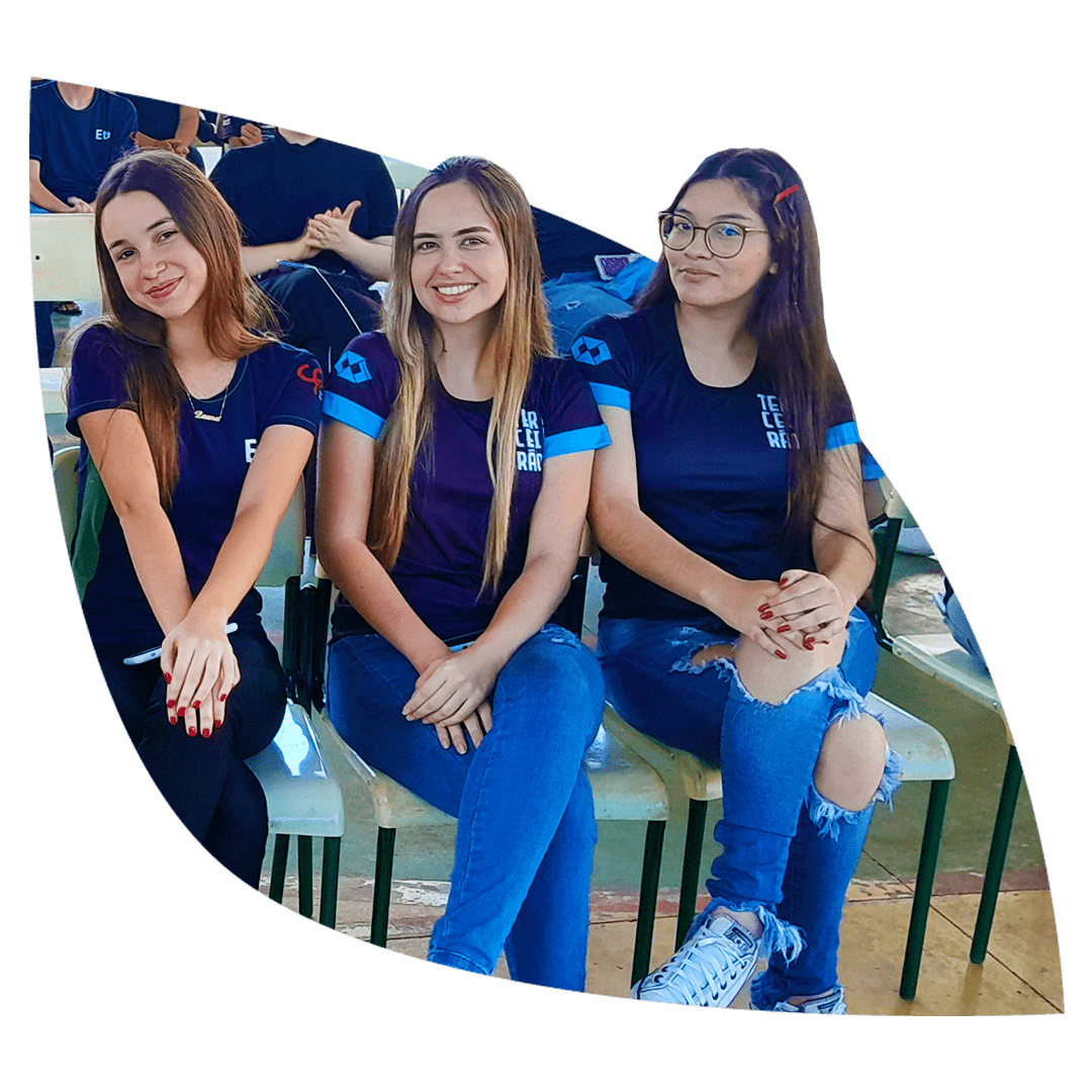 3 alunas com as pernas cruzadas com o uniforme do Ensino Médio Técnico em Administração da Etec Jales